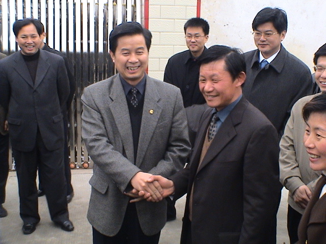 2004年(nián)江蘇省原副省長(cháng)史和(hé)平公司考察